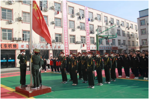 春暖花開少年歸 學(xué)子筑夢新征程——衡水兆華學(xué)校舉行新學(xué)期升旗儀式